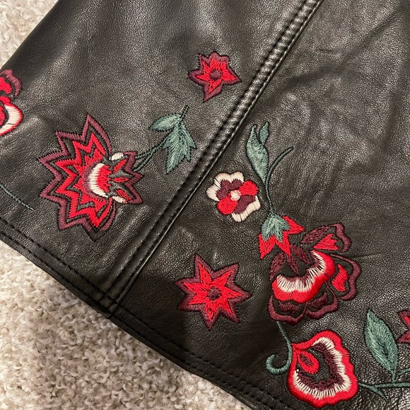 Parker NW with Tags Genuine Leather A line Embroidered Rose Mini Skirt Size 4 🌹 - Picture 4 of 5